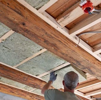 Ny gipsloft med synlige bjælker: Der isoleres med 70 mm mineraluld Ny gipsloft med synlige bjælker: Der isoleres med 70 mm mineraluld